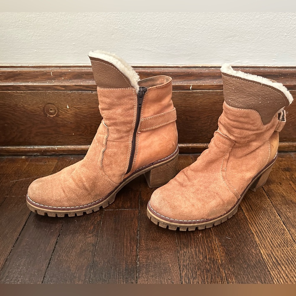 Manas suede boots. Small hole on side. Size 39